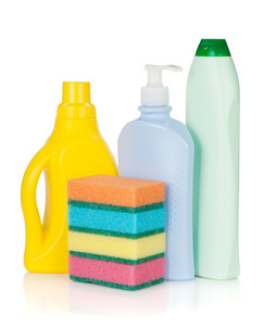 平躺洗涤剂和清洁配件和妇女手在橡胶手套在粉红色的颜色。清洁服务理念。平板电视, 顶部视图
